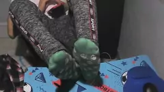 Play Hot and horny gay amateur enjoys a solo handjob while resting with barefeet and sweaty green socks at night